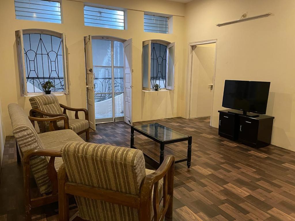 Visitors Lounge By Mmg - 2&3bhk Furnished - Rd 12 Banjara Hills *