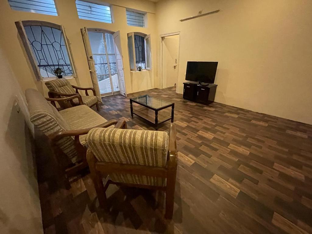 Visitors Lounge By Mmg - 2&3bhk Furnished - Rd 12 Banjara Hills Hyderabad