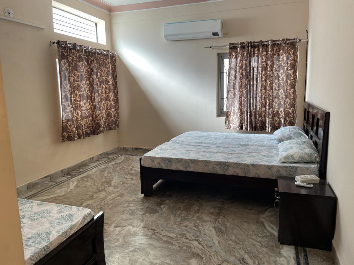 Visitors Lounge By Mmg - 2&3bhk Furnished - Rd 12 Banjara Hills Apartment