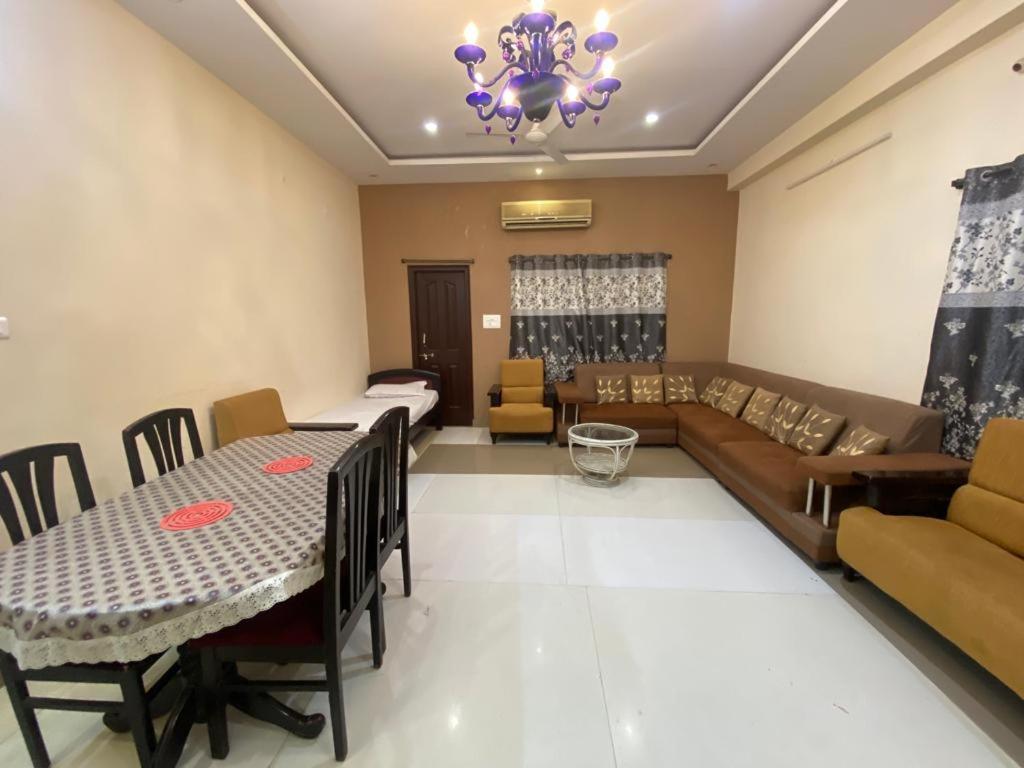 Visitors Lounge By Mmg - 2&3bhk Furnished - Rd 12 Banjara Hills *
