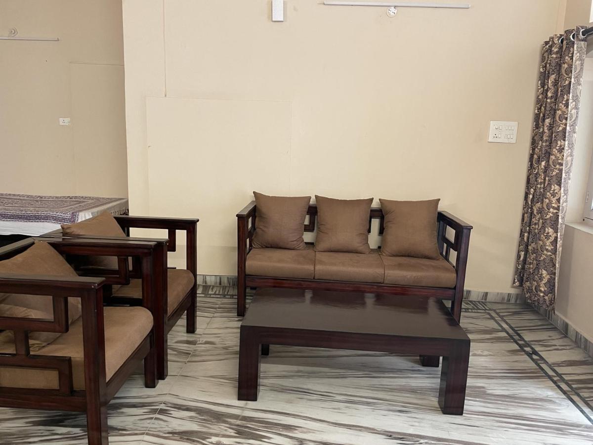Visitors Lounge By Mmg - 2&3bhk Furnished - Rd 12 Banjara Hills *